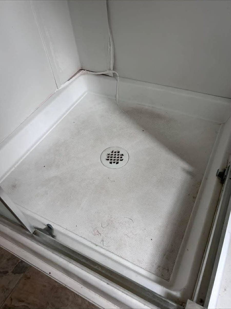 Base de douche — avant le ménage