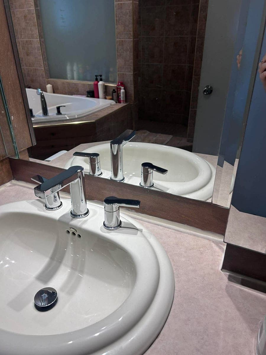 Robinet et lavabo — Calcaire incrusté — après le ménage